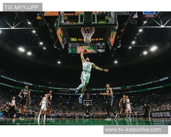 马刺克绿军小白鼓励球队奋勇前行展现拼搏精神与团结力量